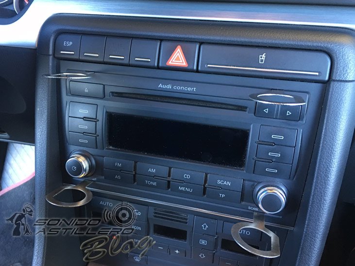 Imagen-Instalacion-Pantalla-2-DIN-en-Audi-A4-B7-2007-extraccion-radio.jpg.c1460a55183532e1e1790427609255d7.jpg